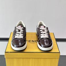 FENDI Match运动鞋皮革低帮鞋标志性FENDI Match运动鞋,鞋舌饰有全新FENDI TaPe饰带。 鞋面采 FENDI Match运动鞋皮革低帮鞋标志性FENDI Match运动鞋,鞋舌饰有全新FENDI TaPe饰带。 鞋面采