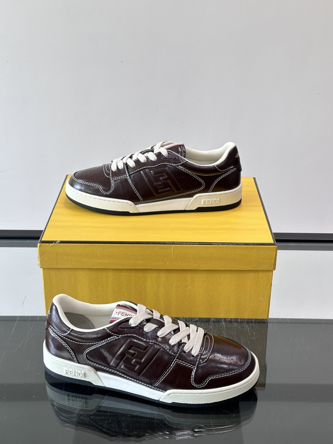 FENDI Match运动鞋皮革低帮鞋标志性FENDI Match运动鞋,鞋舌饰有全新FENDI TaPe饰带。 鞋面采 FENDI Match运动鞋皮革低帮鞋标志性FENDI Match运动鞋,鞋舌饰有全新FENDI TaPe饰带。 鞋面采