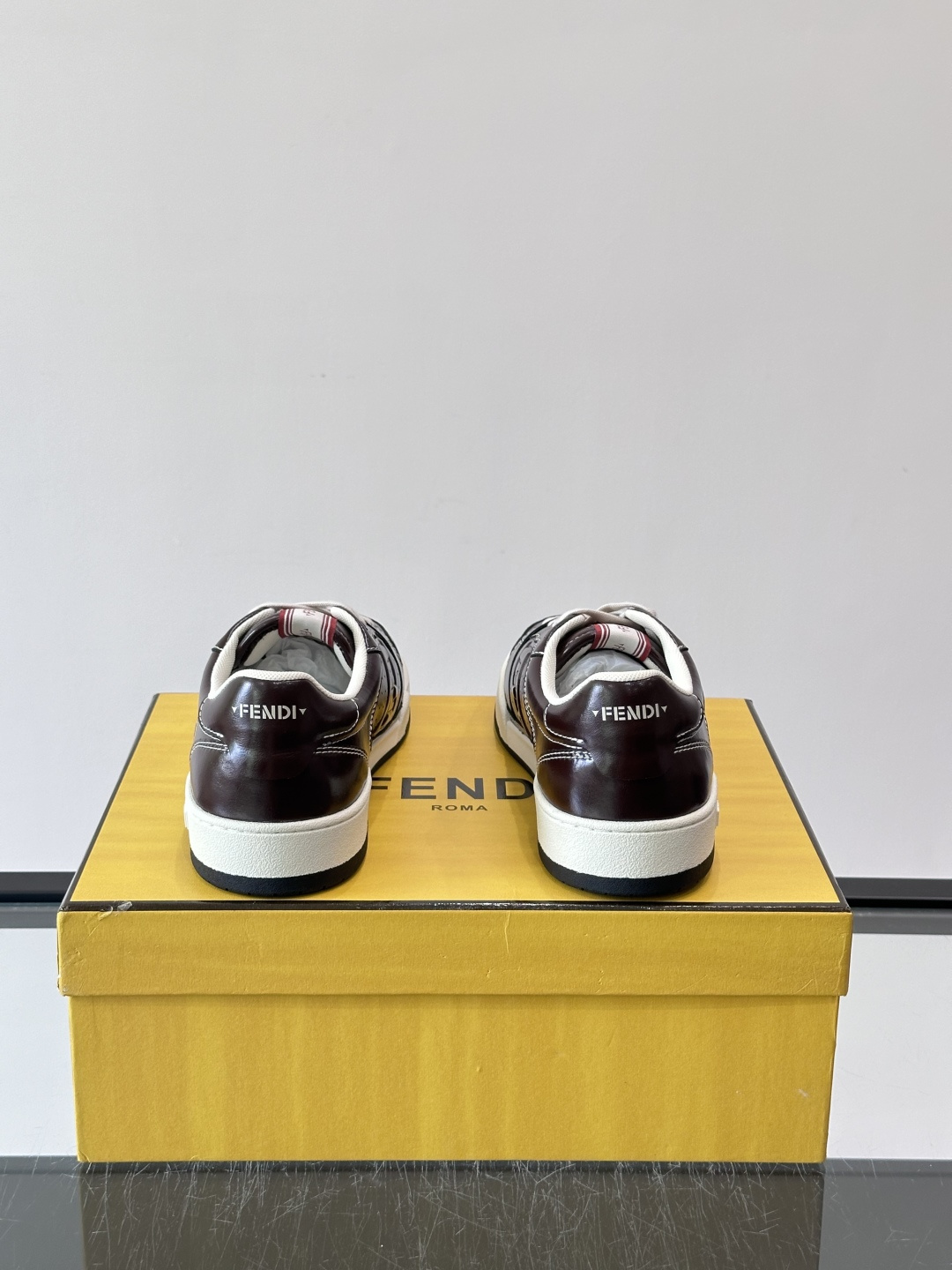 FENDI Match运动鞋皮革低帮鞋标志性FENDI Match运动鞋,鞋舌饰有全新FENDI TaPe饰带。 鞋面采 FENDI Match运动鞋皮革低帮鞋标志性FENDI Match运动鞋,鞋舌饰有全新FENDI TaPe饰带。 鞋面采