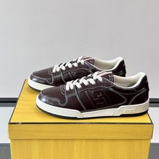 FENDI Match运动鞋皮革低帮鞋标志性FENDI Match运动鞋,鞋舌饰有全新FENDI TaPe饰带。 鞋面采 FENDI Match运动鞋皮革低帮鞋标志性FENDI Match运动鞋,鞋舌饰有全新FENDI TaPe饰带。 鞋面采