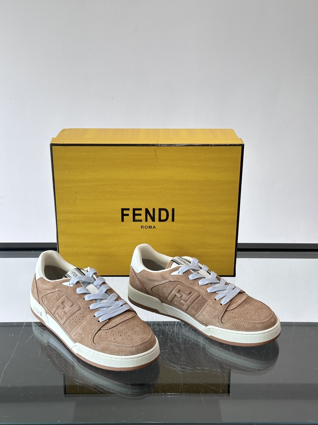 FENDI Match运动鞋皮革低帮鞋标志性FENDI Match运动鞋,鞋舌饰有全新FENDI TaPe饰带。 鞋面采 FENDI Match运动鞋皮革低帮鞋标志性FENDI Match运动鞋,鞋舌饰有全新FENDI TaPe饰带。 鞋面采