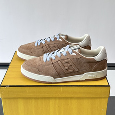 FENDI Match运动鞋皮革低帮鞋标志性FENDI Match运动鞋,鞋舌饰有全新FENDI TaPe饰带。 鞋面采 FENDI Match运动鞋皮革低帮鞋标志性FENDI Match运动鞋,鞋舌饰有全新FENDI TaPe饰带。 鞋面采