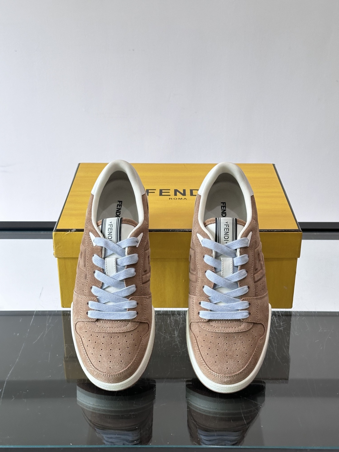FENDI Match运动鞋皮革低帮鞋标志性FENDI Match运动鞋,鞋舌饰有全新FENDI TaPe饰带。 鞋面采 FENDI Match运动鞋皮革低帮鞋标志性FENDI Match运动鞋,鞋舌饰有全新FENDI TaPe饰带。 鞋面采