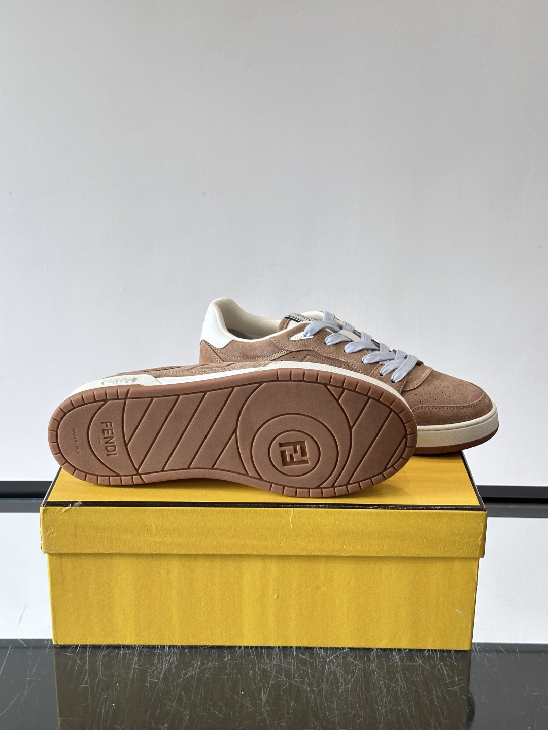 FENDI Match运动鞋皮革低帮鞋标志性FENDI Match运动鞋,鞋舌饰有全新FENDI TaPe饰带。 鞋面采 FENDI Match运动鞋皮革低帮鞋标志性FENDI Match运动鞋,鞋舌饰有全新FENDI TaPe饰带。 鞋面采