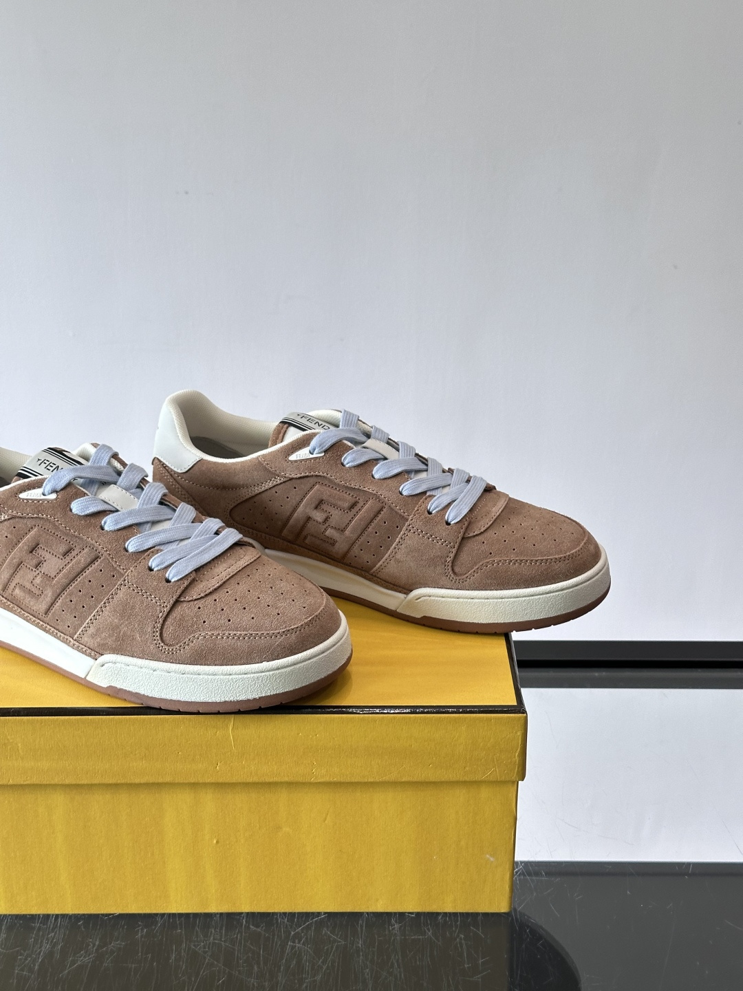 FENDI Match运动鞋皮革低帮鞋标志性FENDI Match运动鞋,鞋舌饰有全新FENDI TaPe饰带。 鞋面采 FENDI Match运动鞋皮革低帮鞋标志性FENDI Match运动鞋,鞋舌饰有全新FENDI TaPe饰带。 鞋面采