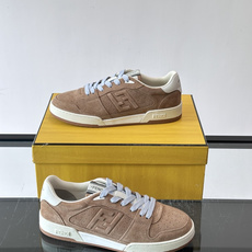 FENDI Match运动鞋皮革低帮鞋标志性FENDI Match运动鞋,鞋舌饰有全新FENDI TaPe饰带。 鞋面采 FENDI Match运动鞋皮革低帮鞋标志性FENDI Match运动鞋,鞋舌饰有全新FENDI TaPe饰带。 鞋面采