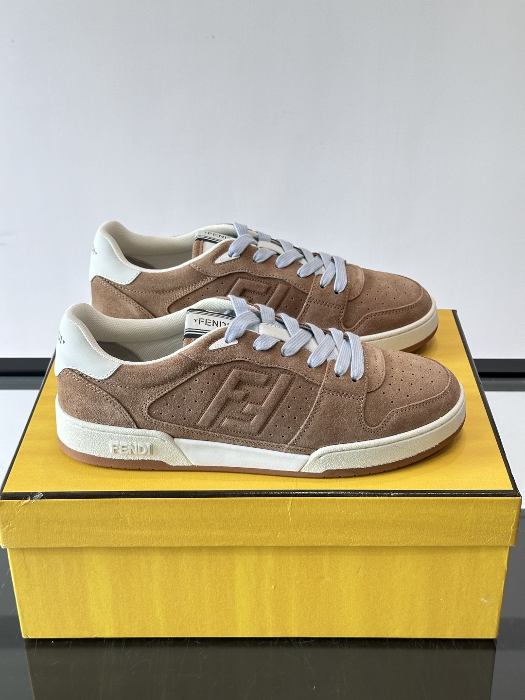 FENDI Match运动鞋皮革低帮鞋标志性FENDI Match运动鞋,鞋舌饰有全新FENDI TaPe饰带。 鞋面采 FENDI Match运动鞋皮革低帮鞋标志性FENDI Match运动鞋,鞋舌饰有全新FENDI TaPe饰带。 鞋面采