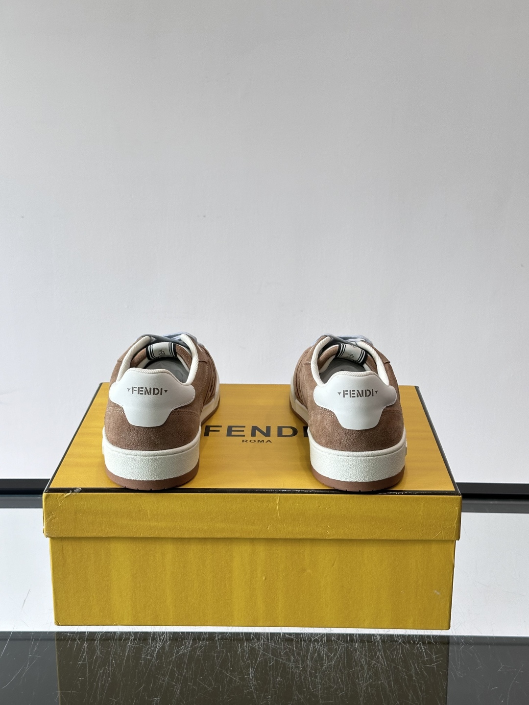 FENDI Match运动鞋皮革低帮鞋标志性FENDI Match运动鞋,鞋舌饰有全新FENDI TaPe饰带。 鞋面采 FENDI Match运动鞋皮革低帮鞋标志性FENDI Match运动鞋,鞋舌饰有全新FENDI TaPe饰带。 鞋面采