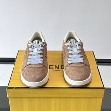 FENDI Match运动鞋皮革低帮鞋标志性FENDI Match运动鞋,鞋舌饰有全新FENDI TaPe饰带。 鞋面采 FENDI Match运动鞋皮革低帮鞋标志性FENDI Match运动鞋,鞋舌饰有全新FENDI TaPe饰带。 鞋面采