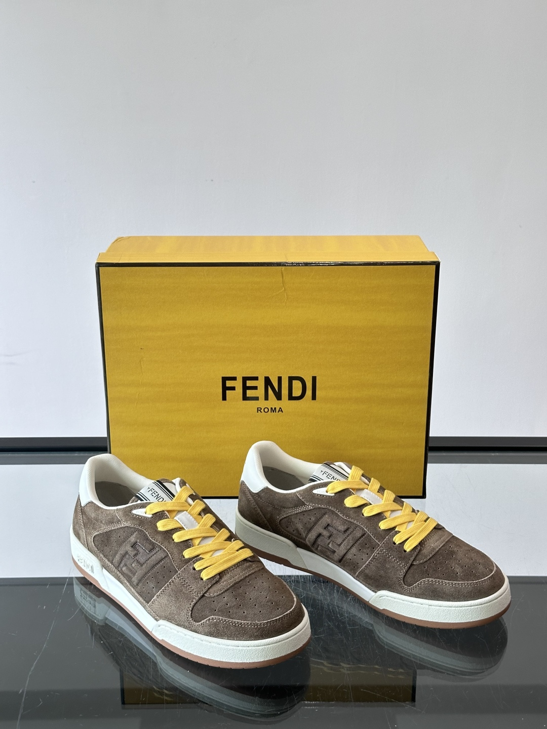 FENDI Match运动鞋皮革低帮鞋标志性FENDI Match运动鞋,鞋舌饰有全新FENDI TaPe饰带。 鞋面采 FENDI Match运动鞋皮革低帮鞋标志性FENDI Match运动鞋,鞋舌饰有全新FENDI TaPe饰带。 鞋面采