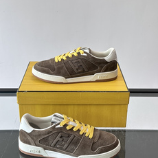 FENDI Match运动鞋皮革低帮鞋标志性FENDI Match运动鞋,鞋舌饰有全新FENDI TaPe饰带。 鞋面采 FENDI Match运动鞋皮革低帮鞋标志性FENDI Match运动鞋,鞋舌饰有全新FENDI TaPe饰带。 鞋面采