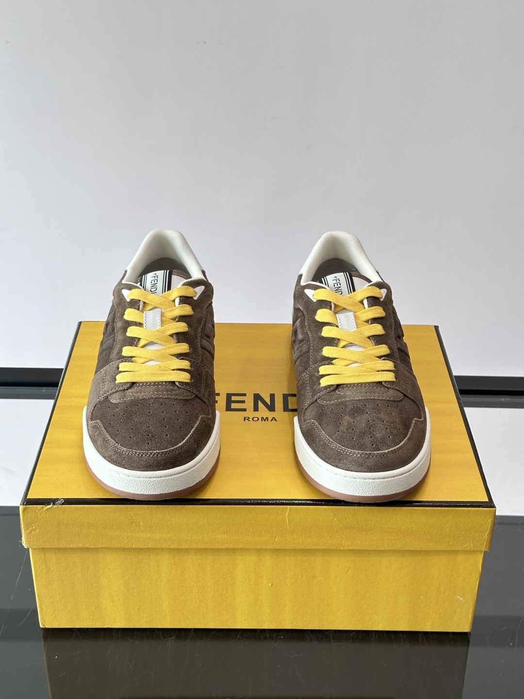 FENDI Match运动鞋皮革低帮鞋标志性FENDI Match运动鞋,鞋舌饰有全新FENDI TaPe饰带。 鞋面采 FENDI Match运动鞋皮革低帮鞋标志性FENDI Match运动鞋,鞋舌饰有全新FENDI TaPe饰带。 鞋面采