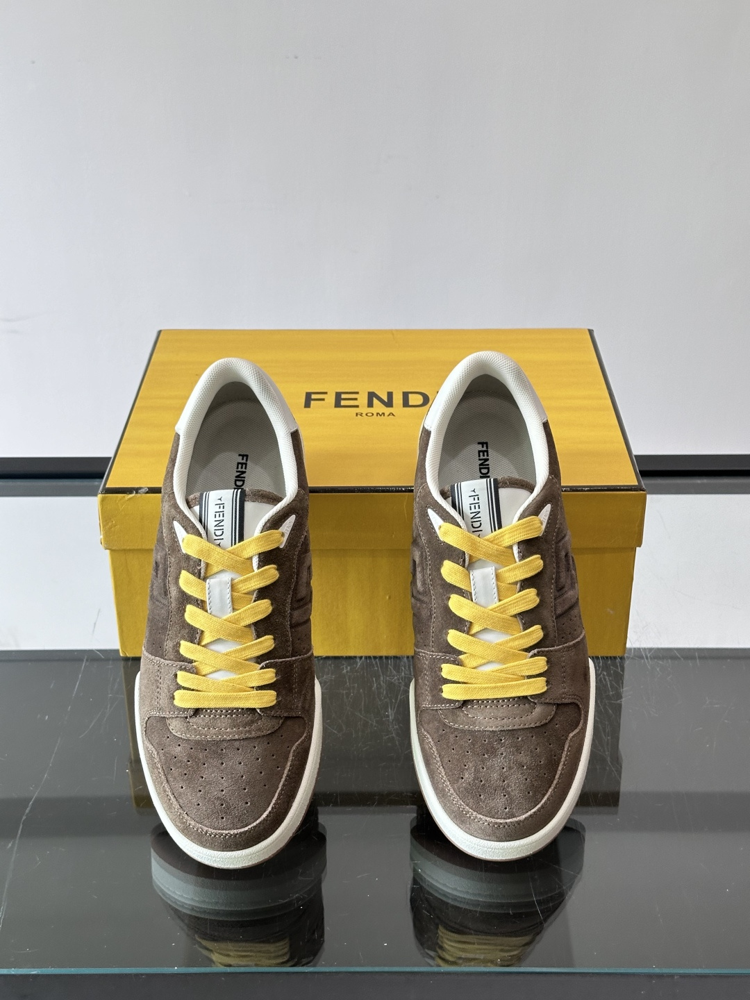 FENDI Match运动鞋皮革低帮鞋标志性FENDI Match运动鞋,鞋舌饰有全新FENDI TaPe饰带。 鞋面采 FENDI Match运动鞋皮革低帮鞋标志性FENDI Match运动鞋,鞋舌饰有全新FENDI TaPe饰带。 鞋面采