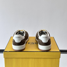 FENDI Match运动鞋皮革低帮鞋标志性FENDI Match运动鞋,鞋舌饰有全新FENDI TaPe饰带。 鞋面采 FENDI Match运动鞋皮革低帮鞋标志性FENDI Match运动鞋,鞋舌饰有全新FENDI TaPe饰带。 鞋面采