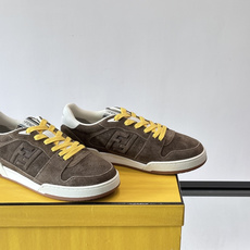 FENDI Match运动鞋皮革低帮鞋标志性FENDI Match运动鞋,鞋舌饰有全新FENDI TaPe饰带。 鞋面采 FENDI Match运动鞋皮革低帮鞋标志性FENDI Match运动鞋,鞋舌饰有全新FENDI TaPe饰带。 鞋面采