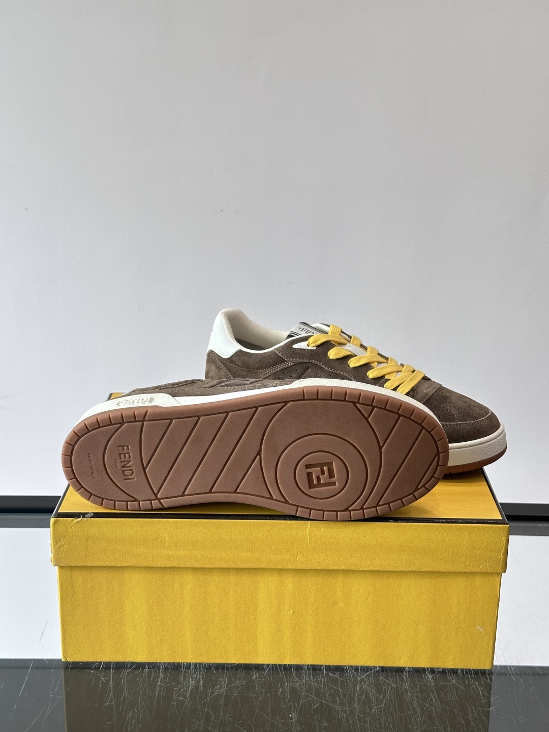 FENDI Match运动鞋皮革低帮鞋标志性FENDI Match运动鞋,鞋舌饰有全新FENDI TaPe饰带。 鞋面采 FENDI Match运动鞋皮革低帮鞋标志性FENDI Match运动鞋,鞋舌饰有全新FENDI TaPe饰带。 鞋面采