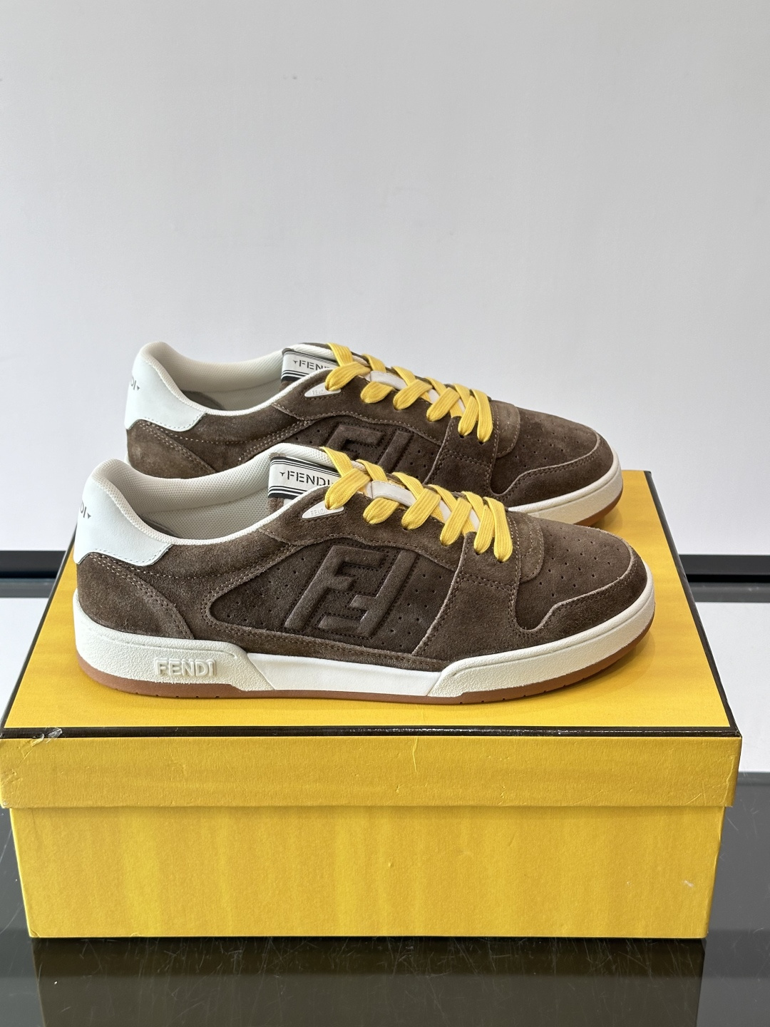 FENDI Match运动鞋皮革低帮鞋标志性FENDI Match运动鞋,鞋舌饰有全新FENDI TaPe饰带。 鞋面采 FENDI Match运动鞋皮革低帮鞋标志性FENDI Match运动鞋,鞋舌饰有全新FENDI TaPe饰带。 鞋面采