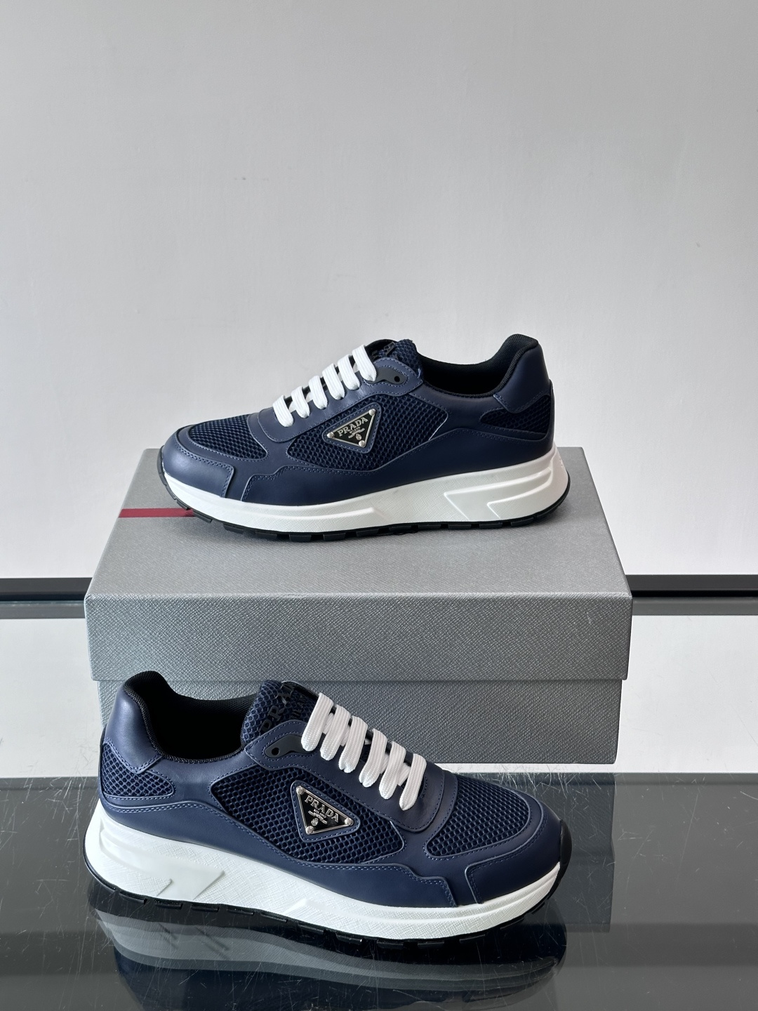 👟Prada网布运动鞋,采用透气网布+皮革拼接,简约又有辨识度✨。侧面三角标超有品牌感,白色橡胶鞋底舒适耐磨,日常穿搭或 👟Prada网布运动鞋,采用透气网布+皮革拼接,简约又有辨识度✨。侧面三角标超有品牌感,白色橡胶鞋底舒适耐磨,日常穿搭或