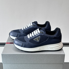 👟Prada网布运动鞋,采用透气网布+皮革拼接,简约又有辨识度✨。侧面三角标超有品牌感,白色橡胶鞋底舒适耐磨,日常穿搭或 👟Prada网布运动鞋,采用透气网布+皮革拼接,简约又有辨识度✨。侧面三角标超有品牌感,白色橡胶鞋底舒适耐磨,日常穿搭或