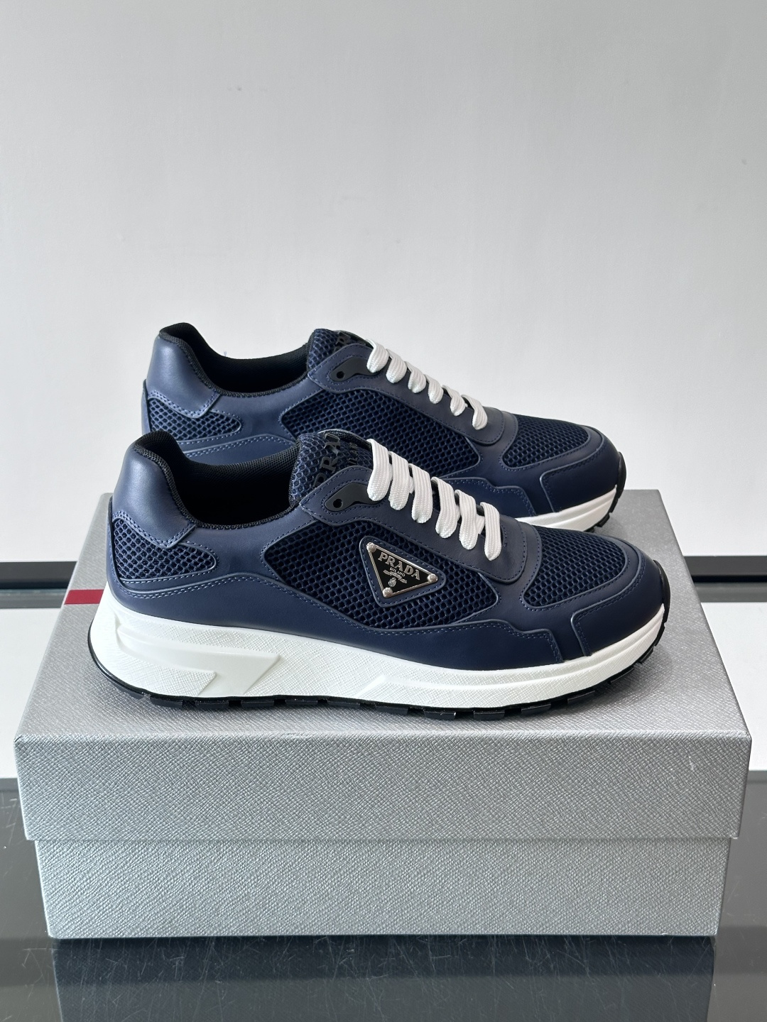 👟Prada网布运动鞋,采用透气网布+皮革拼接,简约又有辨识度✨。侧面三角标超有品牌感,白色橡胶鞋底舒适耐磨,日常穿搭或 👟Prada网布运动鞋,采用透气网布+皮革拼接,简约又有辨识度✨。侧面三角标超有品牌感,白色橡胶鞋底舒适耐磨,日常穿搭或