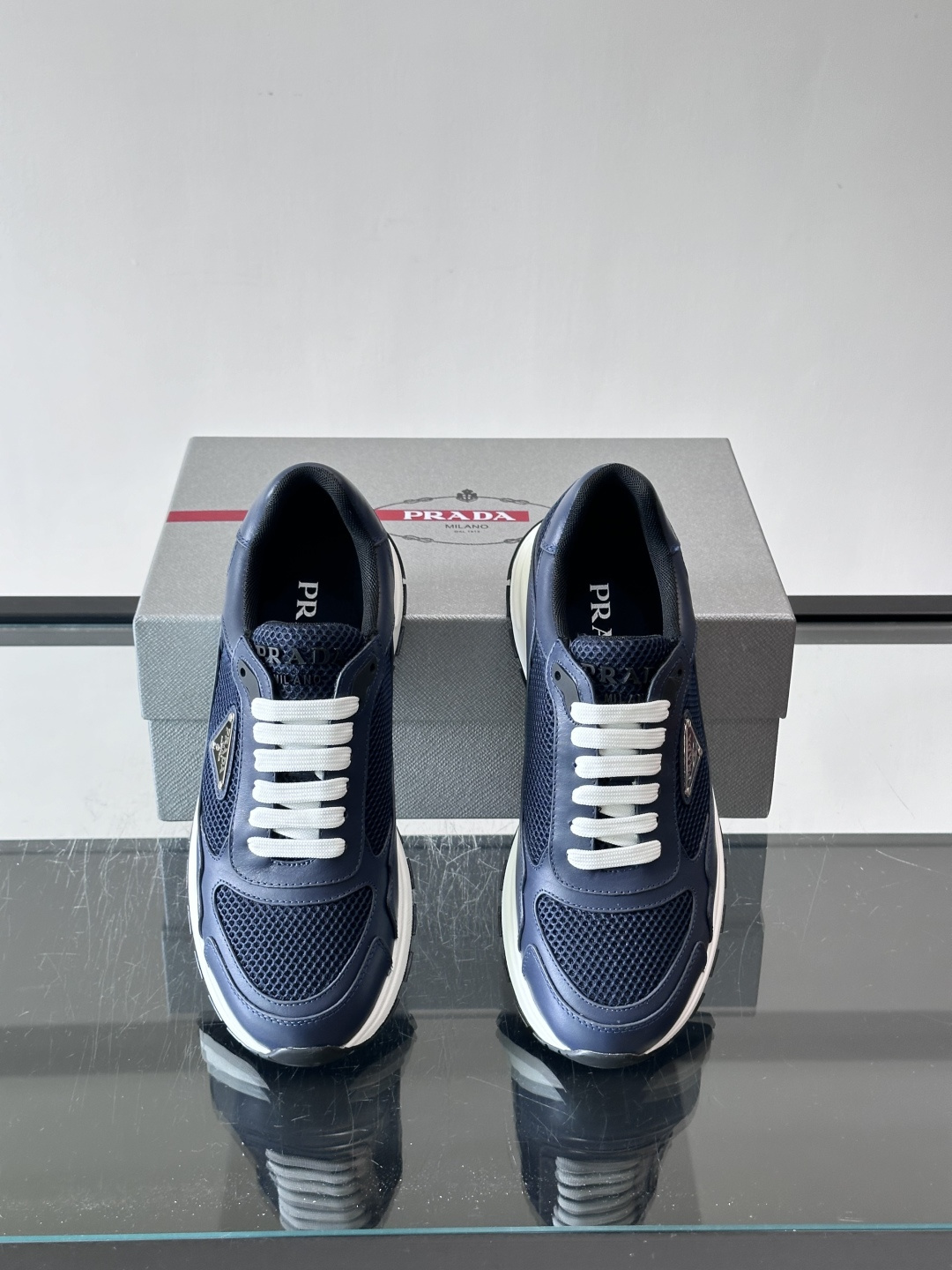 👟Prada网布运动鞋,采用透气网布+皮革拼接,简约又有辨识度✨。侧面三角标超有品牌感,白色橡胶鞋底舒适耐磨,日常穿搭或 👟Prada网布运动鞋,采用透气网布+皮革拼接,简约又有辨识度✨。侧面三角标超有品牌感,白色橡胶鞋底舒适耐磨,日常穿搭或