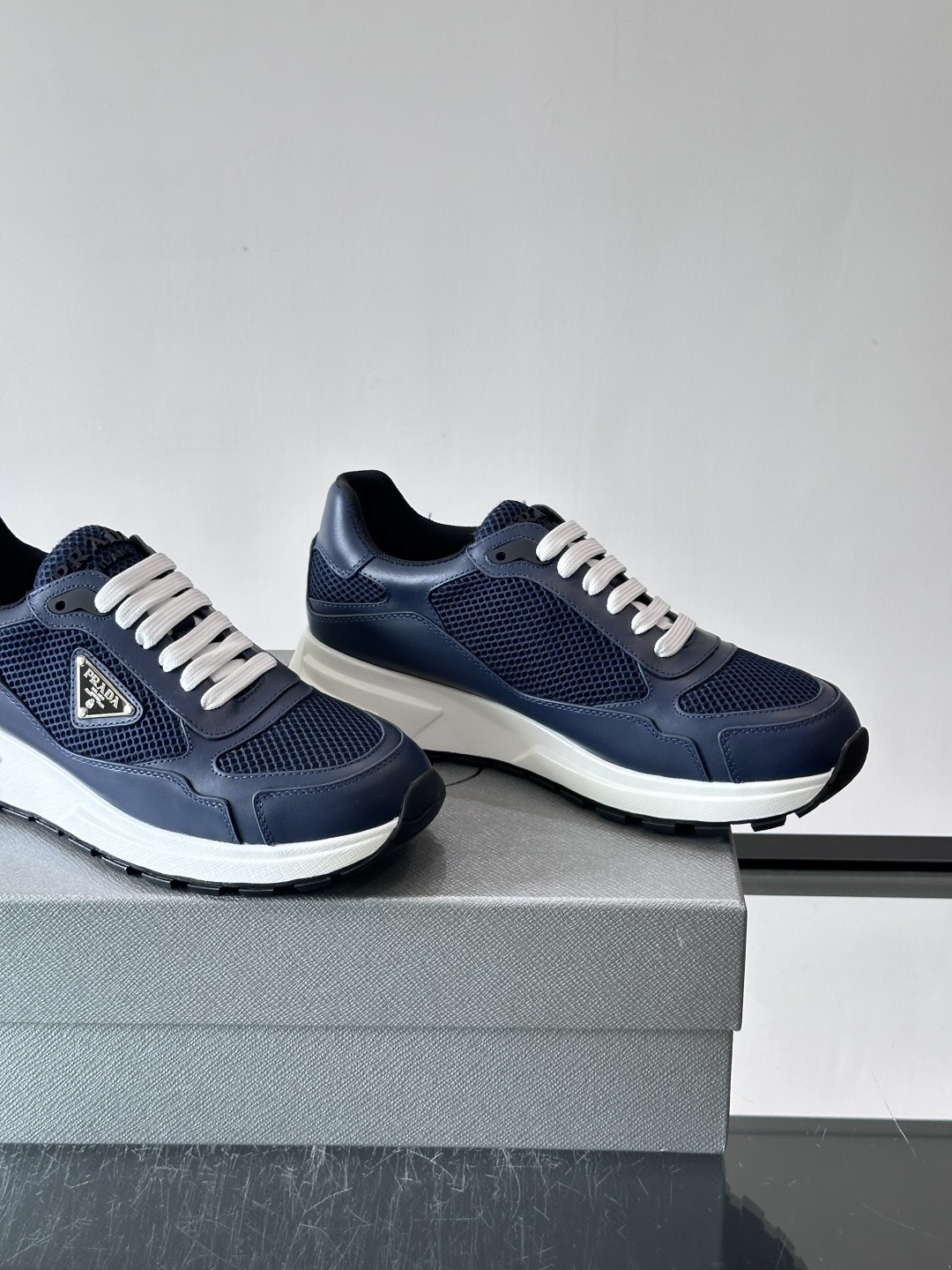 👟Prada网布运动鞋,采用透气网布+皮革拼接,简约又有辨识度✨。侧面三角标超有品牌感,白色橡胶鞋底舒适耐磨,日常穿搭或 👟Prada网布运动鞋,采用透气网布+皮革拼接,简约又有辨识度✨。侧面三角标超有品牌感,白色橡胶鞋底舒适耐磨,日常穿搭或