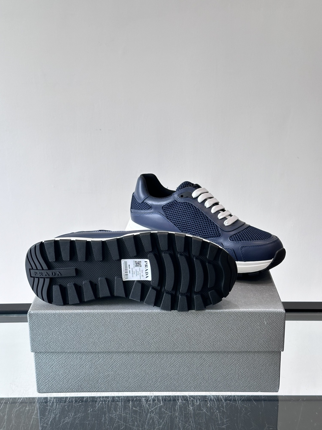 👟Prada网布运动鞋,采用透气网布+皮革拼接,简约又有辨识度✨。侧面三角标超有品牌感,白色橡胶鞋底舒适耐磨,日常穿搭或 👟Prada网布运动鞋,采用透气网布+皮革拼接,简约又有辨识度✨。侧面三角标超有品牌感,白色橡胶鞋底舒适耐磨,日常穿搭或