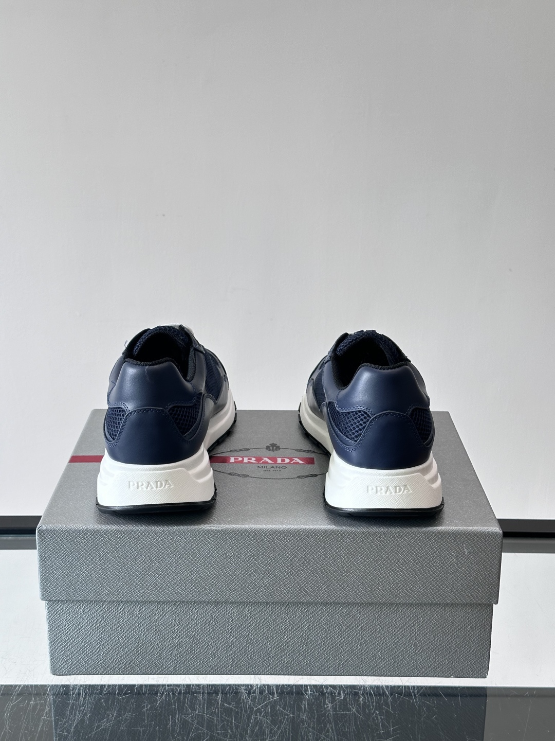 👟Prada网布运动鞋,采用透气网布+皮革拼接,简约又有辨识度✨。侧面三角标超有品牌感,白色橡胶鞋底舒适耐磨,日常穿搭或 👟Prada网布运动鞋,采用透气网布+皮革拼接,简约又有辨识度✨。侧面三角标超有品牌感,白色橡胶鞋底舒适耐磨,日常穿搭或