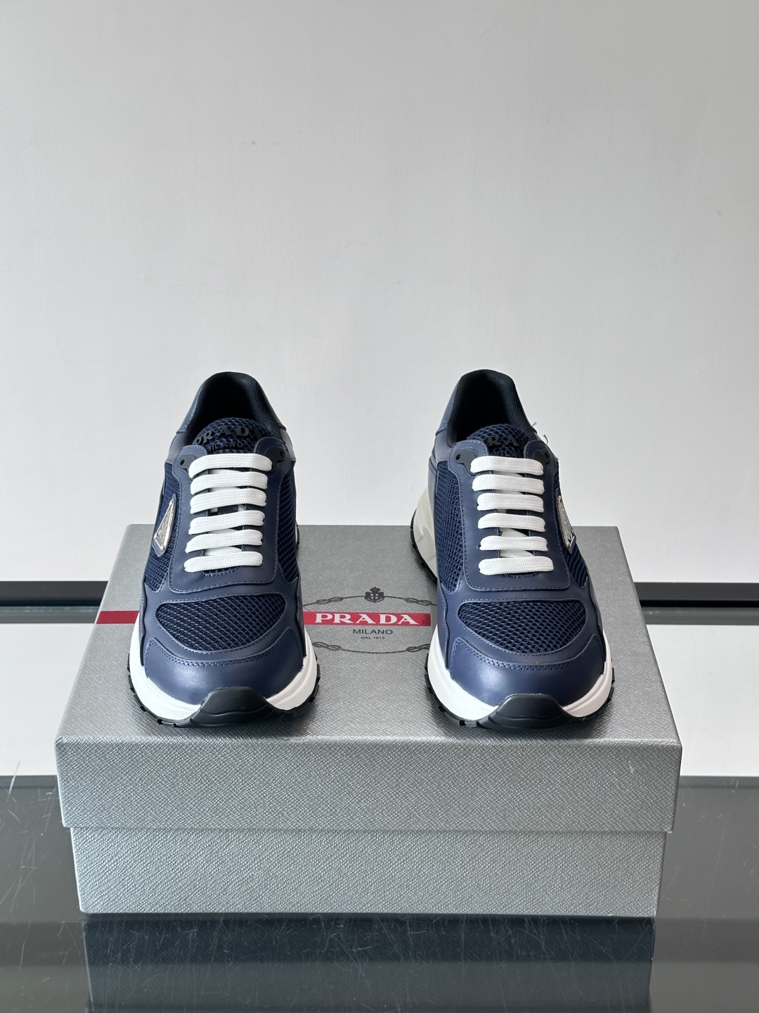 👟Prada网布运动鞋,采用透气网布+皮革拼接,简约又有辨识度✨。侧面三角标超有品牌感,白色橡胶鞋底舒适耐磨,日常穿搭或 👟Prada网布运动鞋,采用透气网布+皮革拼接,简约又有辨识度✨。侧面三角标超有品牌感,白色橡胶鞋底舒适耐磨,日常穿搭或