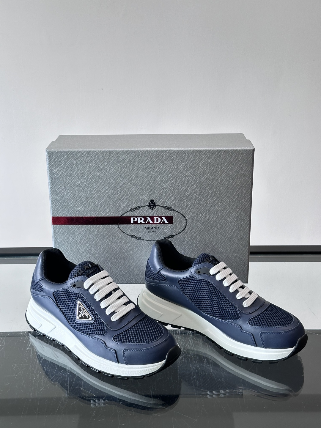 👟Prada网布运动鞋,采用透气网布+皮革拼接,简约又有辨识度✨。侧面三角标超有品牌感,白色橡胶鞋底舒适耐磨,日常穿搭或 👟Prada网布运动鞋,采用透气网布+皮革拼接,简约又有辨识度✨。侧面三角标超有品牌感,白色橡胶鞋底舒适耐磨,日常穿搭或