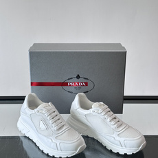 👟Prada网布运动鞋,采用透气网布+皮革拼接,简约又有辨识度✨。侧面三角标超有品牌感,白色橡胶鞋底舒适耐磨,日常穿搭或 👟Prada网布运动鞋,采用透气网布+皮革拼接,简约又有辨识度✨。侧面三角标超有品牌感,白色橡胶鞋底舒适耐磨,日常穿搭或