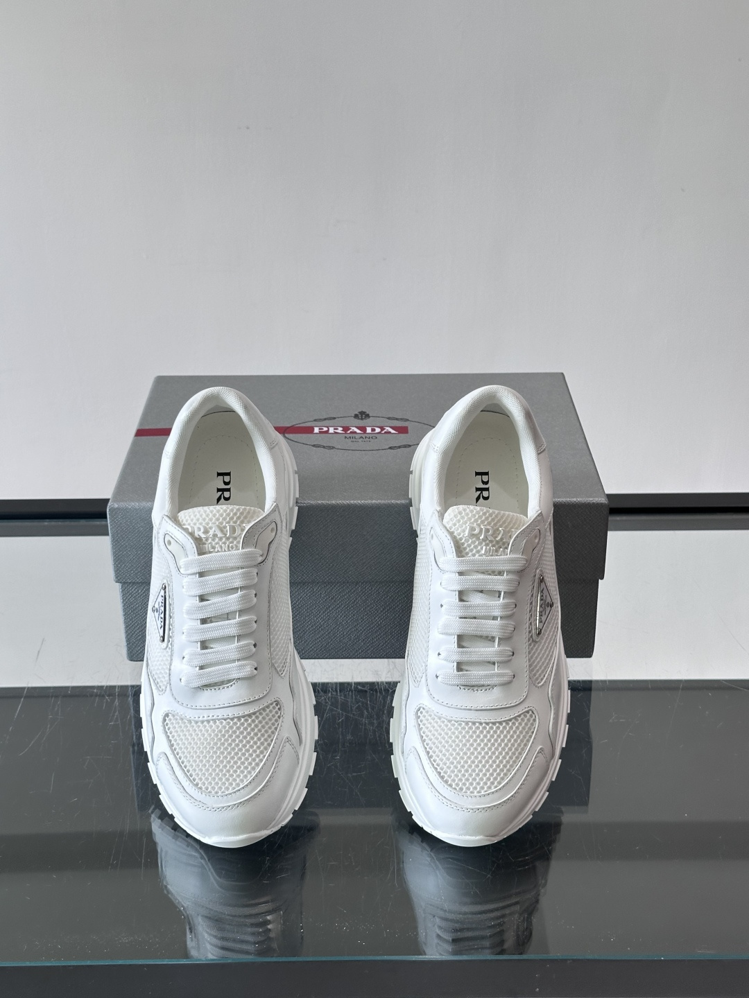 👟Prada网布运动鞋,采用透气网布+皮革拼接,简约又有辨识度✨。侧面三角标超有品牌感,白色橡胶鞋底舒适耐磨,日常穿搭或 👟Prada网布运动鞋,采用透气网布+皮革拼接,简约又有辨识度✨。侧面三角标超有品牌感,白色橡胶鞋底舒适耐磨,日常穿搭或
