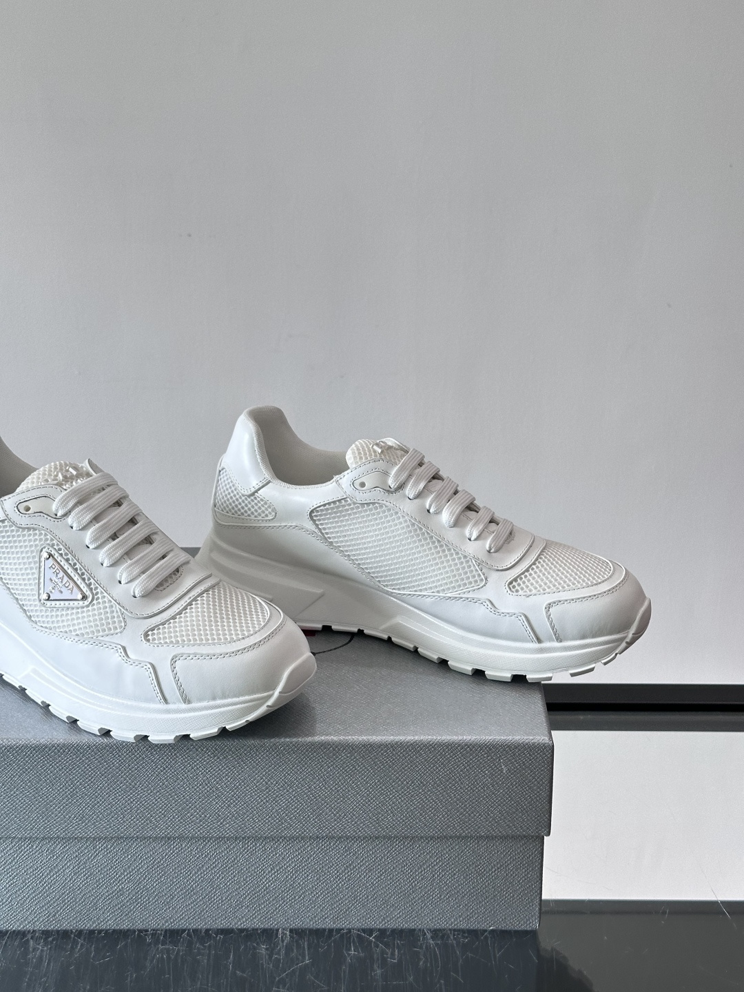 👟Prada网布运动鞋,采用透气网布+皮革拼接,简约又有辨识度✨。侧面三角标超有品牌感,白色橡胶鞋底舒适耐磨,日常穿搭或 👟Prada网布运动鞋,采用透气网布+皮革拼接,简约又有辨识度✨。侧面三角标超有品牌感,白色橡胶鞋底舒适耐磨,日常穿搭或