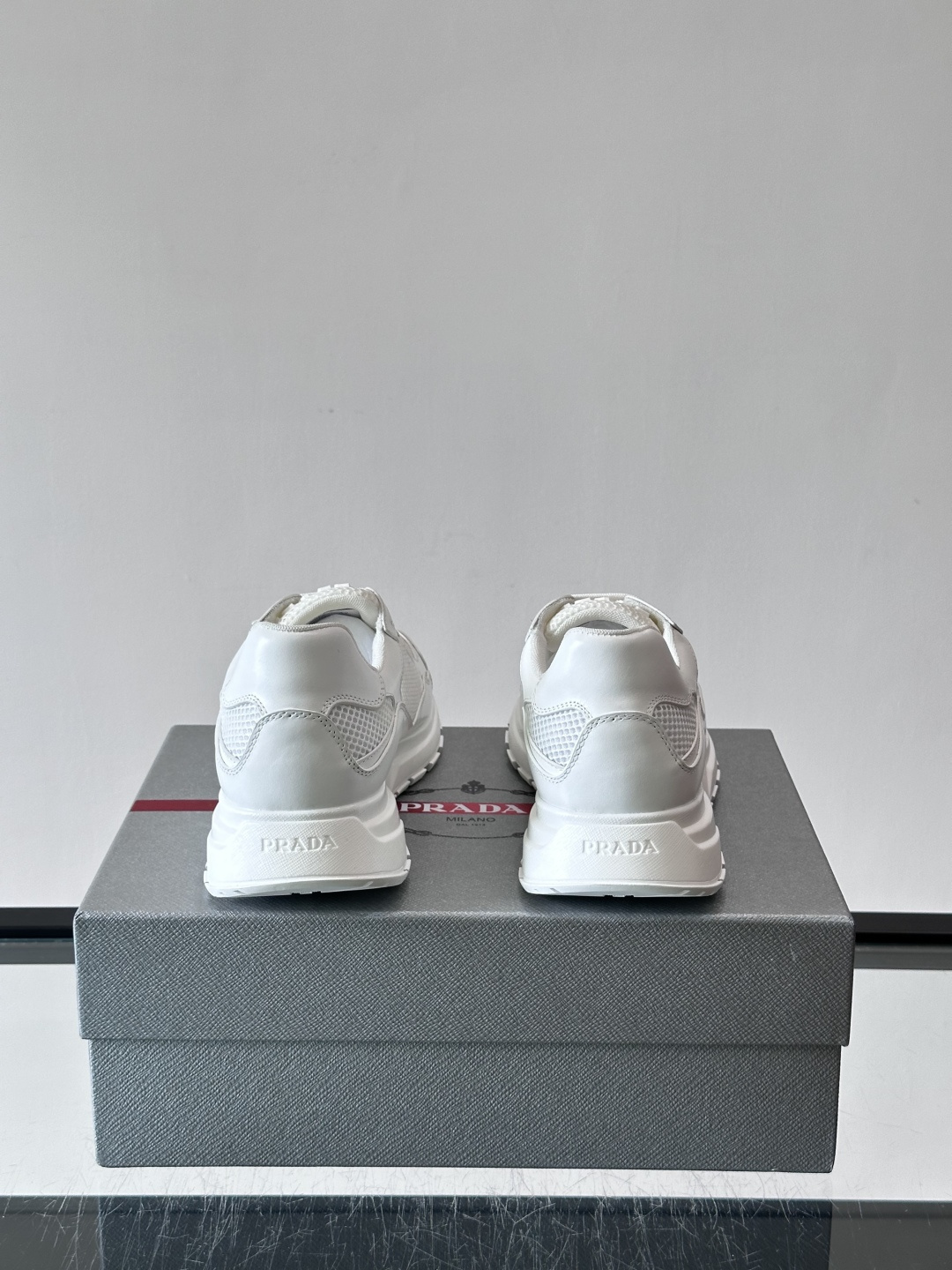 👟Prada网布运动鞋,采用透气网布+皮革拼接,简约又有辨识度✨。侧面三角标超有品牌感,白色橡胶鞋底舒适耐磨,日常穿搭或 👟Prada网布运动鞋,采用透气网布+皮革拼接,简约又有辨识度✨。侧面三角标超有品牌感,白色橡胶鞋底舒适耐磨,日常穿搭或