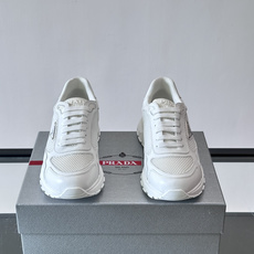 👟Prada网布运动鞋,采用透气网布+皮革拼接,简约又有辨识度✨。侧面三角标超有品牌感,白色橡胶鞋底舒适耐磨,日常穿搭或 👟Prada网布运动鞋,采用透气网布+皮革拼接,简约又有辨识度✨。侧面三角标超有品牌感,白色橡胶鞋底舒适耐磨,日常穿搭或