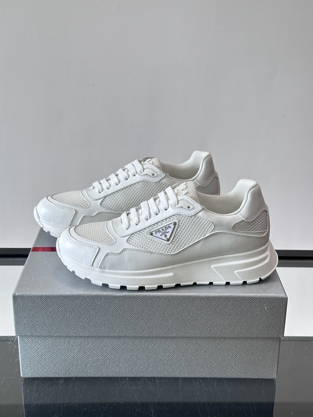 👟Prada网布运动鞋,采用透气网布+皮革拼接,简约又有辨识度✨。侧面三角标超有品牌感,白色橡胶鞋底舒适耐磨,日常穿搭或 👟Prada网布运动鞋,采用透气网布+皮革拼接,简约又有辨识度✨。侧面三角标超有品牌感,白色橡胶鞋底舒适耐磨,日常穿搭或