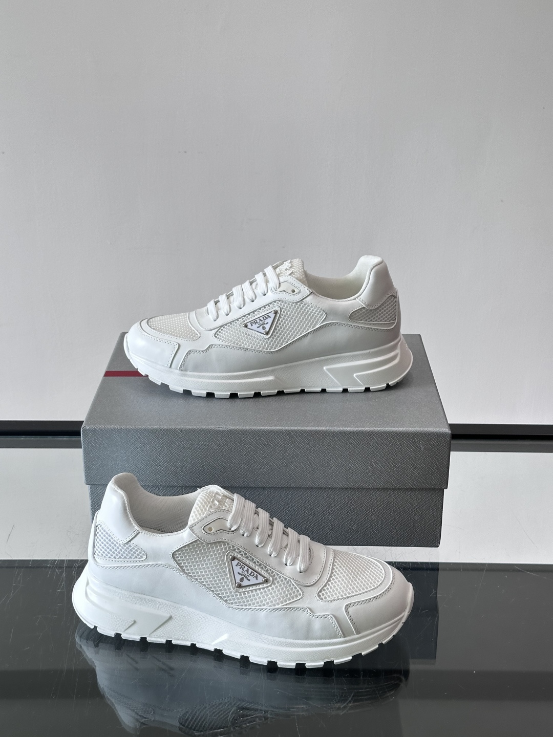 👟Prada网布运动鞋,采用透气网布+皮革拼接,简约又有辨识度✨。侧面三角标超有品牌感,白色橡胶鞋底舒适耐磨,日常穿搭或 👟Prada网布运动鞋,采用透气网布+皮革拼接,简约又有辨识度✨。侧面三角标超有品牌感,白色橡胶鞋底舒适耐磨,日常穿搭或