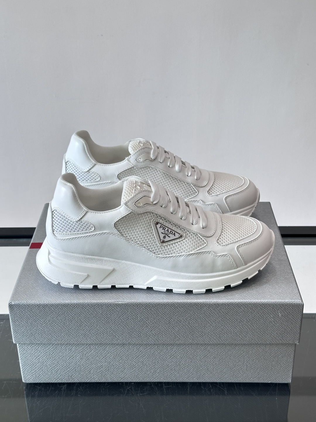 👟Prada网布运动鞋,采用透气网布+皮革拼接,简约又有辨识度✨。侧面三角标超有品牌感,白色橡胶鞋底舒适耐磨,日常穿搭或 👟Prada网布运动鞋,采用透气网布+皮革拼接,简约又有辨识度✨。侧面三角标超有品牌感,白色橡胶鞋底舒适耐磨,日常穿搭或
