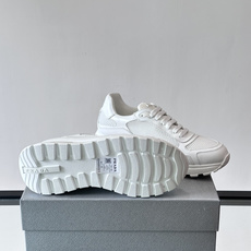 👟Prada网布运动鞋,采用透气网布+皮革拼接,简约又有辨识度✨。侧面三角标超有品牌感,白色橡胶鞋底舒适耐磨,日常穿搭或 👟Prada网布运动鞋,采用透气网布+皮革拼接,简约又有辨识度✨。侧面三角标超有品牌感,白色橡胶鞋底舒适耐磨,日常穿搭或