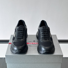 👟Prada网布运动鞋,采用透气网布+皮革拼接,简约又有辨识度✨。侧面三角标超有品牌感,白色橡胶鞋底舒适耐磨,日常穿搭或 👟Prada网布运动鞋,采用透气网布+皮革拼接,简约又有辨识度✨。侧面三角标超有品牌感,白色橡胶鞋底舒适耐磨,日常穿搭或