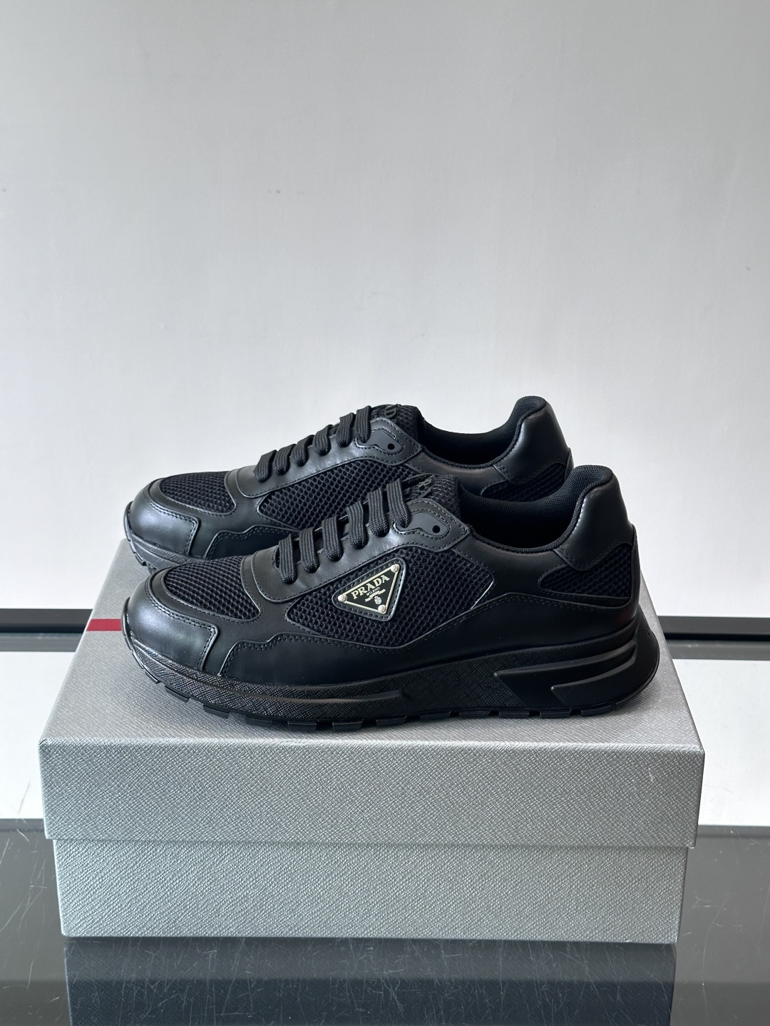 👟Prada网布运动鞋,采用透气网布+皮革拼接,简约又有辨识度✨。侧面三角标超有品牌感,白色橡胶鞋底舒适耐磨,日常穿搭或 👟Prada网布运动鞋,采用透气网布+皮革拼接,简约又有辨识度✨。侧面三角标超有品牌感,白色橡胶鞋底舒适耐磨,日常穿搭或
