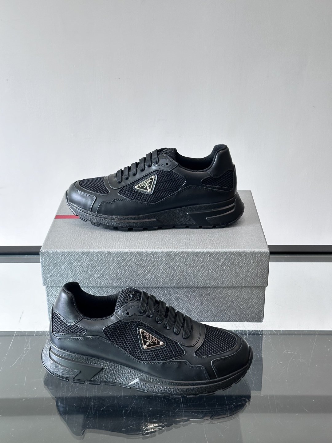 👟Prada网布运动鞋,采用透气网布+皮革拼接,简约又有辨识度✨。侧面三角标超有品牌感,白色橡胶鞋底舒适耐磨,日常穿搭或 👟Prada网布运动鞋,采用透气网布+皮革拼接,简约又有辨识度✨。侧面三角标超有品牌感,白色橡胶鞋底舒适耐磨,日常穿搭或