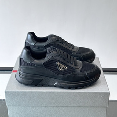 👟Prada网布运动鞋,采用透气网布+皮革拼接,简约又有辨识度✨。侧面三角标超有品牌感,白色橡胶鞋底舒适耐磨,日常穿搭或 👟Prada网布运动鞋,采用透气网布+皮革拼接,简约又有辨识度✨。侧面三角标超有品牌感,白色橡胶鞋底舒适耐磨,日常穿搭或