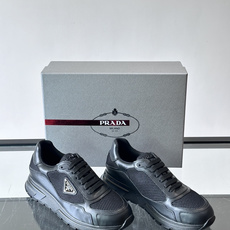 👟Prada网布运动鞋,采用透气网布+皮革拼接,简约又有辨识度✨。侧面三角标超有品牌感,白色橡胶鞋底舒适耐磨,日常穿搭或 👟Prada网布运动鞋,采用透气网布+皮革拼接,简约又有辨识度✨。侧面三角标超有品牌感,白色橡胶鞋底舒适耐磨,日常穿搭或