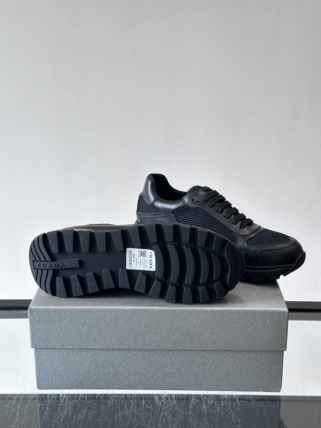 👟Prada网布运动鞋,采用透气网布+皮革拼接,简约又有辨识度✨。侧面三角标超有品牌感,白色橡胶鞋底舒适耐磨,日常穿搭或 👟Prada网布运动鞋,采用透气网布+皮革拼接,简约又有辨识度✨。侧面三角标超有品牌感,白色橡胶鞋底舒适耐磨,日常穿搭或