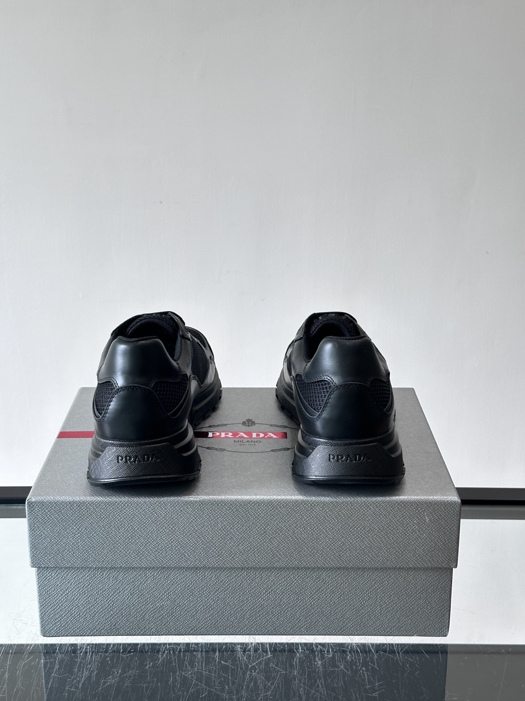 👟Prada网布运动鞋,采用透气网布+皮革拼接,简约又有辨识度✨。侧面三角标超有品牌感,白色橡胶鞋底舒适耐磨,日常穿搭或 👟Prada网布运动鞋,采用透气网布+皮革拼接,简约又有辨识度✨。侧面三角标超有品牌感,白色橡胶鞋底舒适耐磨,日常穿搭或