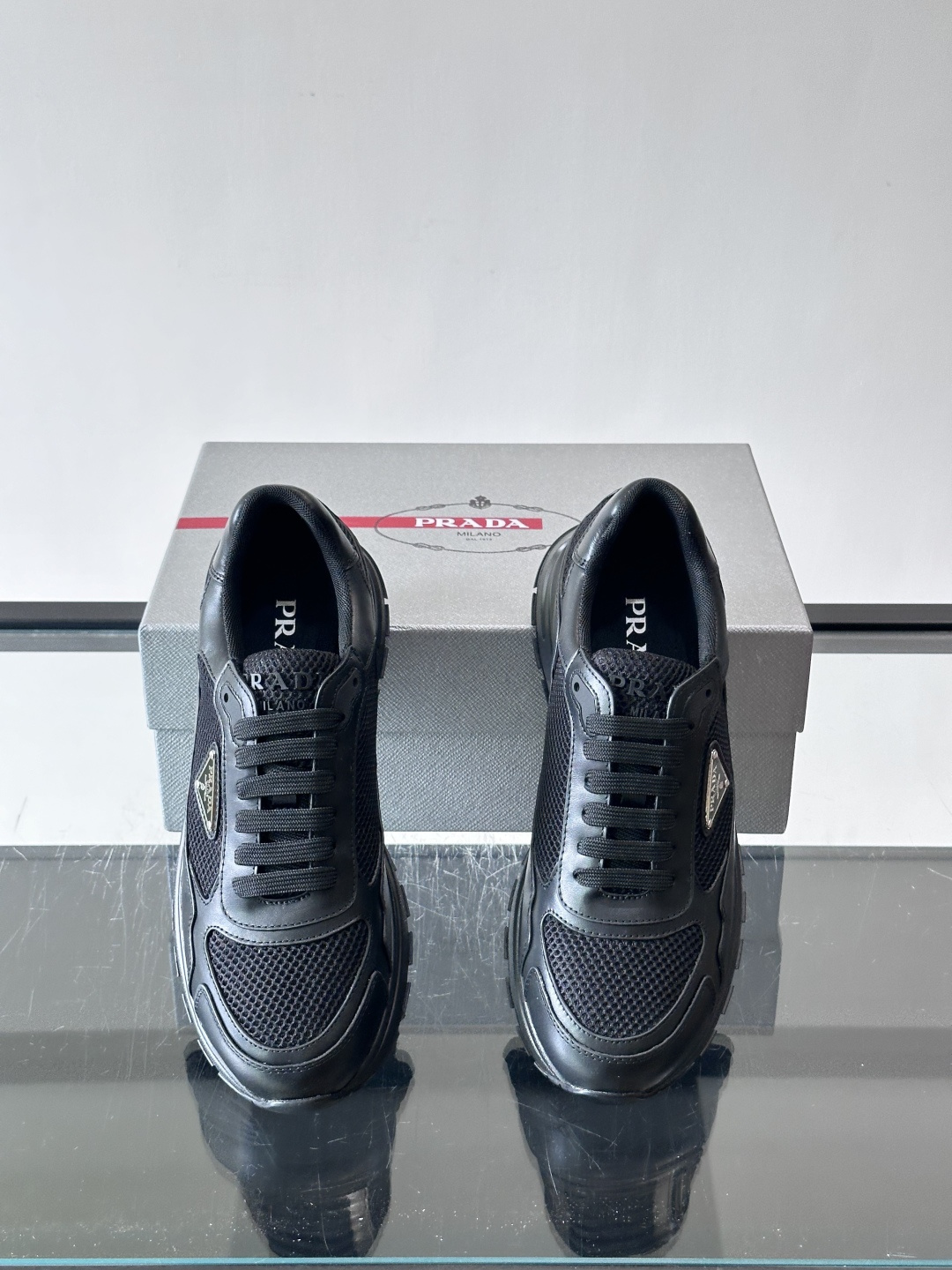 👟Prada网布运动鞋,采用透气网布+皮革拼接,简约又有辨识度✨。侧面三角标超有品牌感,白色橡胶鞋底舒适耐磨,日常穿搭或 👟Prada网布运动鞋,采用透气网布+皮革拼接,简约又有辨识度✨。侧面三角标超有品牌感,白色橡胶鞋底舒适耐磨,日常穿搭或
