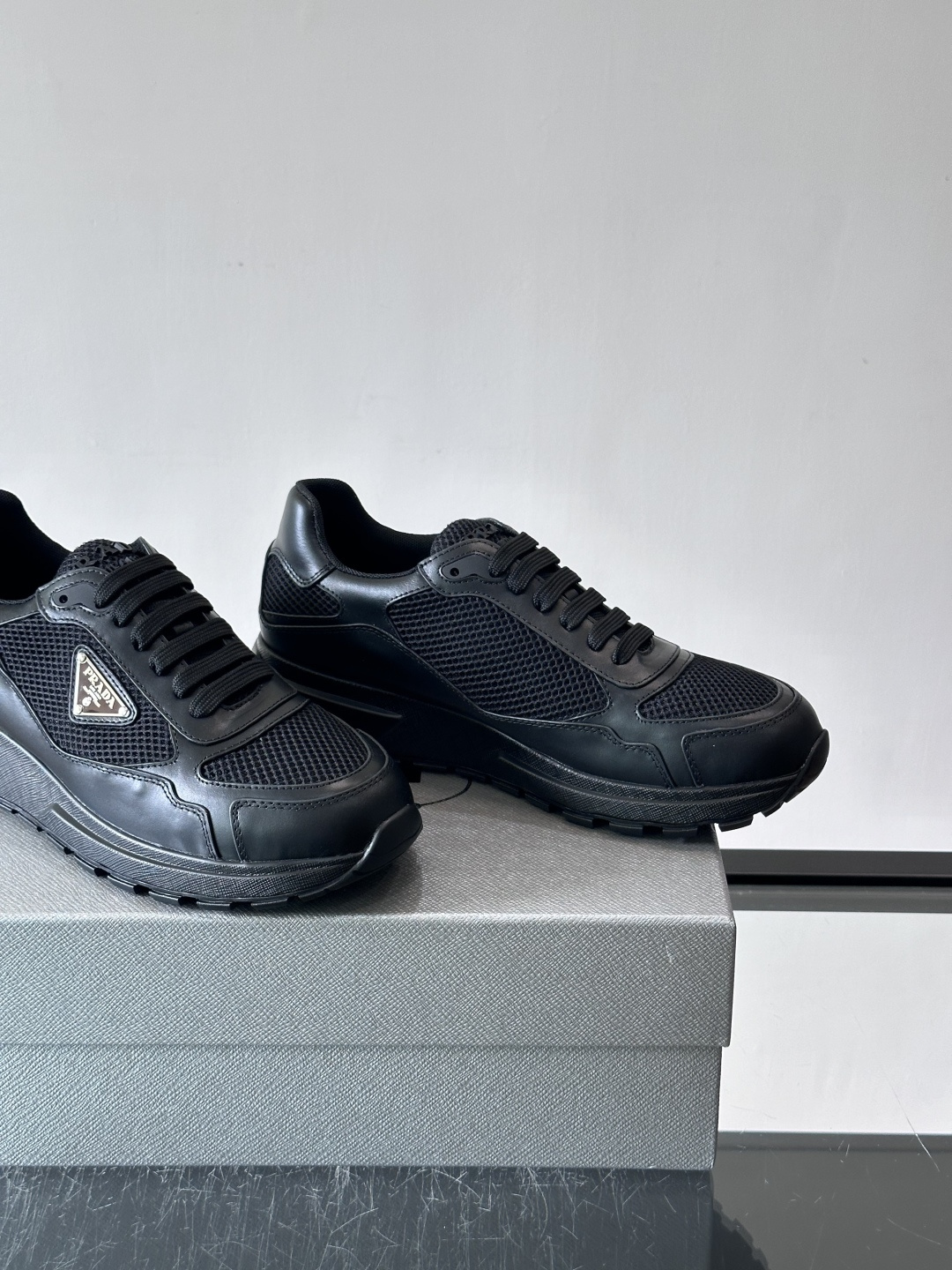 👟Prada网布运动鞋,采用透气网布+皮革拼接,简约又有辨识度✨。侧面三角标超有品牌感,白色橡胶鞋底舒适耐磨,日常穿搭或 👟Prada网布运动鞋,采用透气网布+皮革拼接,简约又有辨识度✨。侧面三角标超有品牌感,白色橡胶鞋底舒适耐磨,日常穿搭或