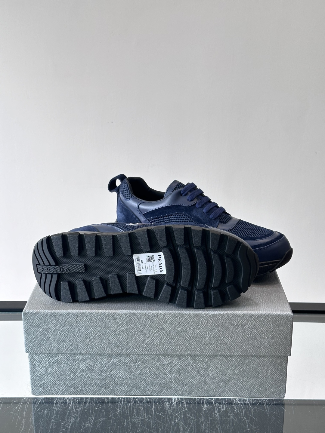 👟Prada网布运动鞋,采用透气网布+皮革拼接,简约又有辨识度✨。侧面三角标超有品牌感,白色橡胶鞋底舒适耐磨,日常穿搭或 👟Prada网布运动鞋,采用透气网布+皮革拼接,简约又有辨识度✨。侧面三角标超有品牌感,白色橡胶鞋底舒适耐磨,日常穿搭或
