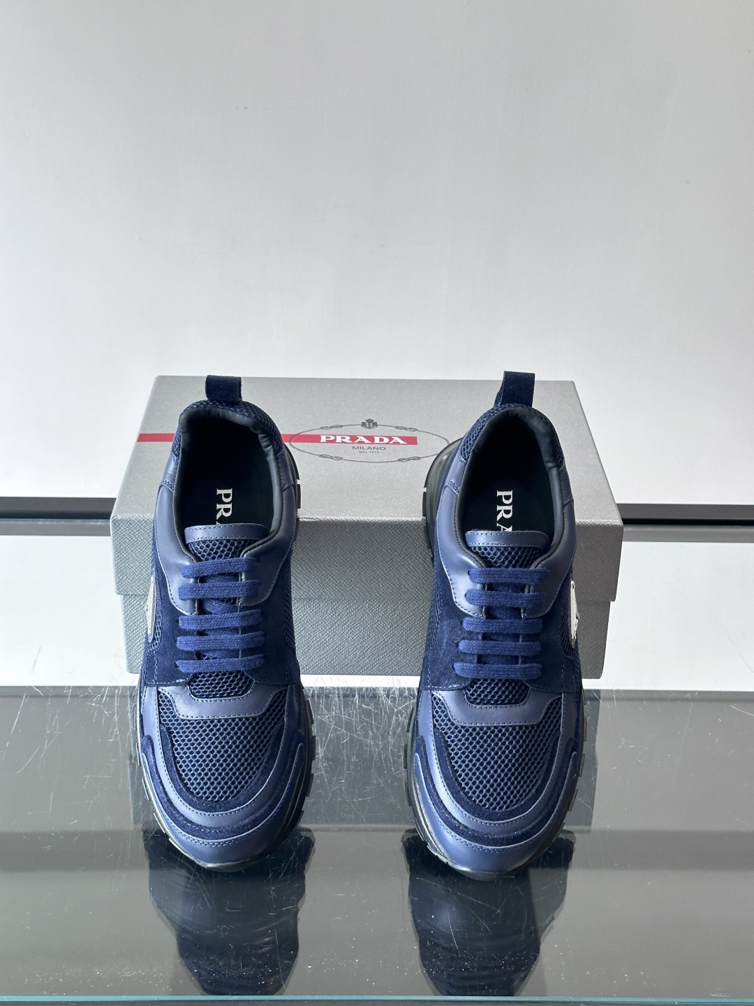 👟Prada网布运动鞋,采用透气网布+皮革拼接,简约又有辨识度✨。侧面三角标超有品牌感,白色橡胶鞋底舒适耐磨,日常穿搭或 👟Prada网布运动鞋,采用透气网布+皮革拼接,简约又有辨识度✨。侧面三角标超有品牌感,白色橡胶鞋底舒适耐磨,日常穿搭或